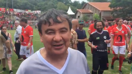 Governador Wellington Dias grava mensagem de Natal durante pelada em SP